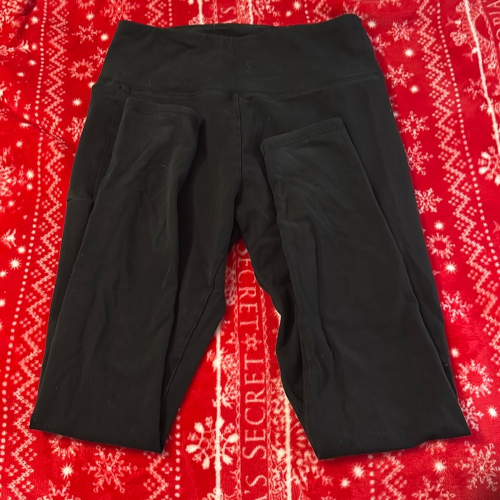Selling high rise with pockets Hollister leggings. They are black and a size M